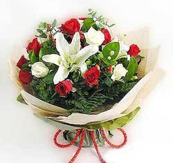 g�ller ve kazablanklardan g�rsel bir buket  Ankara hediye sevgilime hediye �i�ek 