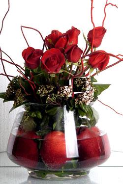  Ankarada �i�ek g�nderme sitemiz g�venlidir   12 adet kirmizi g�l ve altinda s�rpriz meyva