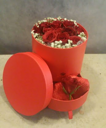 �ekmeceli kutu i�erisinde �ikolata ve g�ller  Ankara �i�ek , �i�ek�i , �i�ek�ilik 