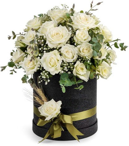 Kutu içerisinde 33 adet beyaz gül tanzimi  Ankara çiçek siparişi vermek 