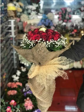 12 adet k�rm�z� 1 adet beyaz g�l buketi  Ankara hediye �i�ek yolla 