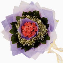 12 adet gül ve elyaflardan   Ankara 14 şubat sevgililer günü çiçek 
