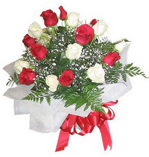 Ankara ucuz çiçek gönder  12 adet kirmizi ve beyaz güller buket
