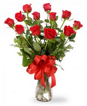  Ankara ucuz çiçek gönder  12 adet kırmızı güllerden vazo tanzimi