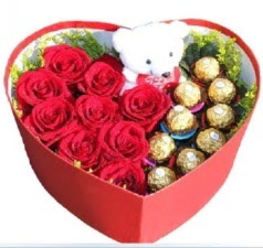 Kalp içerisinde 8 gül 9 çikolata ve ayıcık  Ankara çiçek servisi , çiçekçi adresleri 
