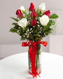 5 kırmızı 4 beyaz gül vazoda  Ankara yurtiçi ve yurtdışı çiçek siparişi 