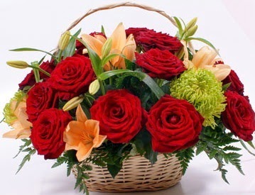 Sepette 5 adet kırmızı gül ve kır çiçekleri  Ankara İnternetten çiçek siparişi  