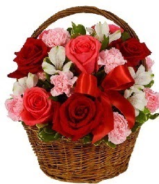  Ankara hediye sevgilime hediye çiçek  sepette güller ve kır çiçekleri