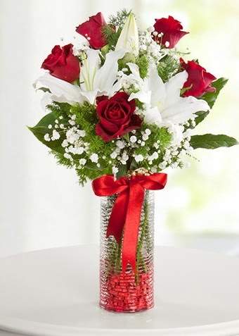 Vazoda Muhteşem Ahenk 2 lilyum 5 kırmızı gül  Ankara İnternetten çiçek siparişi 