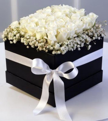 Kare kutuda 19 adet beyaz gül  Ankara güvenli kaliteli hızlı çiçek 