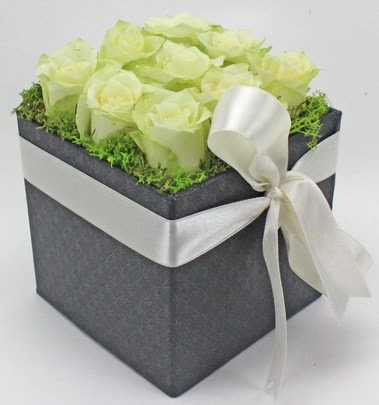 9 adet beyaz gülden özel kutu çiçeği  Ankara anneler günü çiçek yolla 